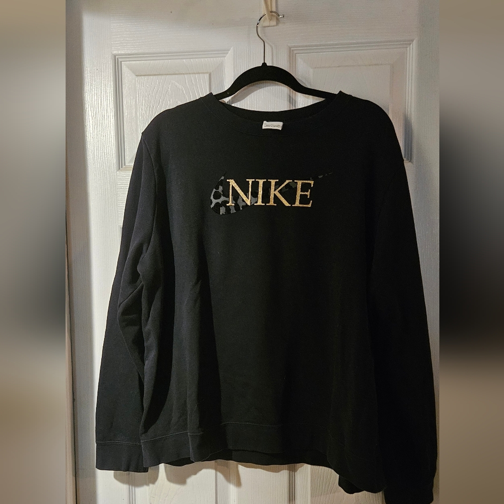 Nike Women's Black Crewneck Sweatershirt